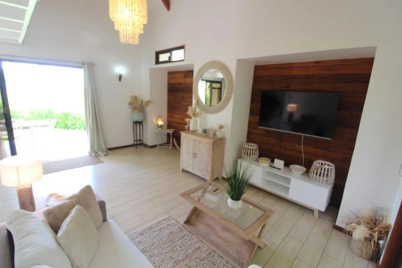 Bungalow Atypical Fare Ape Fa'a'ā